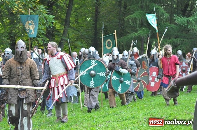 Zdjęcie w galerii na portalu naszraciborz.pl: Bitwa wojów zakończyła pierwszy dzień festiwalu średniowiecznego wiadomości z regionu