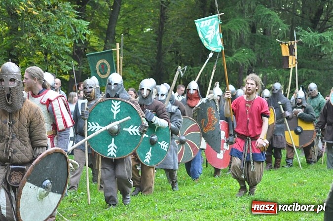 Zdjęcie w galerii na portalu naszraciborz.pl: Bitwa wojów zakończyła pierwszy dzień festiwalu średniowiecznego wiadomości z regionu