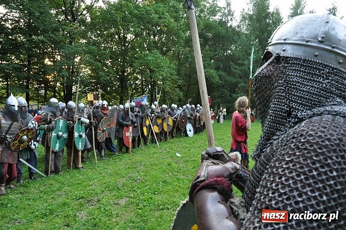 Zdjęcie w galerii na portalu naszraciborz.pl: Bitwa wojów zakończyła pierwszy dzień festiwalu średniowiecznego wiadomości z regionu