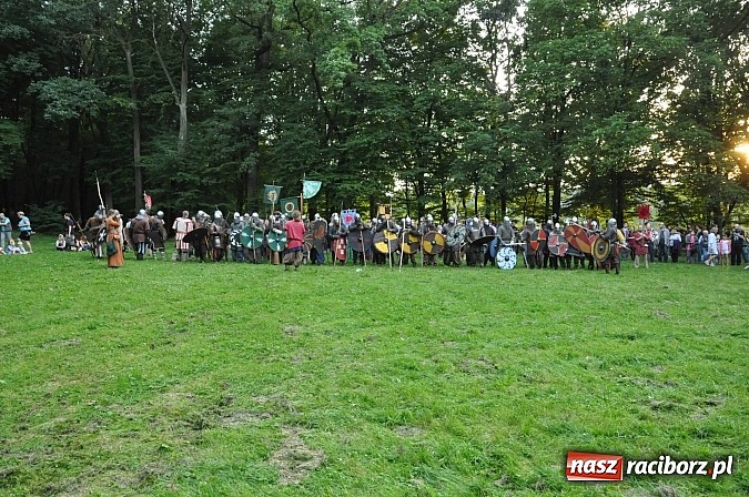 Zdjęcie w galerii na portalu naszraciborz.pl: Bitwa wojów zakończyła pierwszy dzień festiwalu średniowiecznego wiadomości z regionu