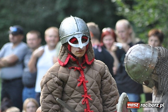 Zdjęcie w galerii na portalu naszraciborz.pl: Bitwa wojów zakończyła pierwszy dzień festiwalu średniowiecznego wiadomości z regionu