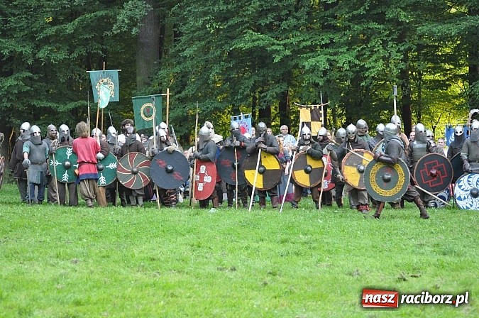 Zdjęcie w galerii na portalu naszraciborz.pl: Bitwa wojów zakończyła pierwszy dzień festiwalu średniowiecznego wiadomości z regionu