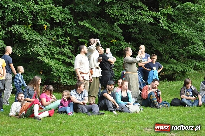 Zdjęcie w galerii na portalu naszraciborz.pl: Bitwa wojów zakończyła pierwszy dzień festiwalu średniowiecznego wiadomości z regionu