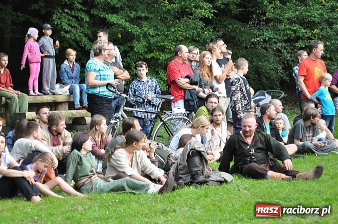 Zdjęcie w galerii na portalu naszraciborz.pl: Bitwa wojów zakończyła pierwszy dzień festiwalu średniowiecznego wiadomości z regionu