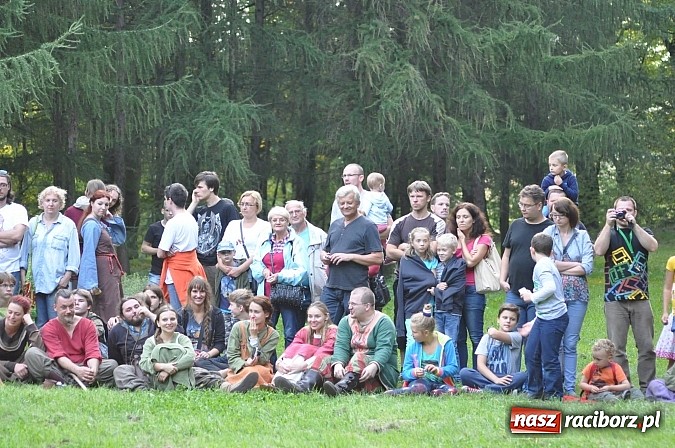 Zdjęcie w galerii na portalu naszraciborz.pl: Bitwa wojów zakończyła pierwszy dzień festiwalu średniowiecznego wiadomości z regionu