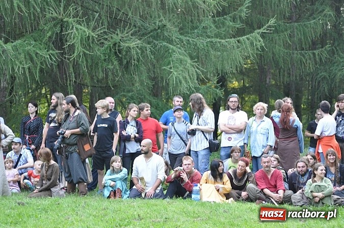 Zdjęcie w galerii na portalu naszraciborz.pl: Bitwa wojów zakończyła pierwszy dzień festiwalu średniowiecznego wiadomości z regionu