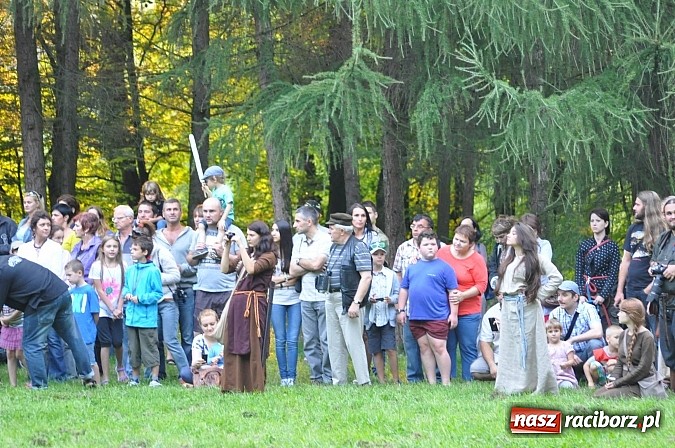 Zdjęcie w galerii na portalu naszraciborz.pl: Bitwa wojów zakończyła pierwszy dzień festiwalu średniowiecznego wiadomości z regionu