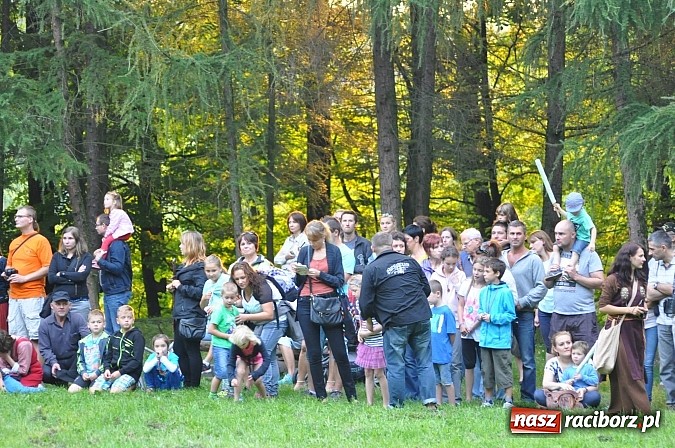 Zdjęcie w galerii na portalu naszraciborz.pl: Bitwa wojów zakończyła pierwszy dzień festiwalu średniowiecznego wiadomości z regionu
