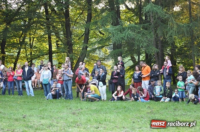 Zdjęcie w galerii na portalu naszraciborz.pl: Bitwa wojów zakończyła pierwszy dzień festiwalu średniowiecznego wiadomości z regionu