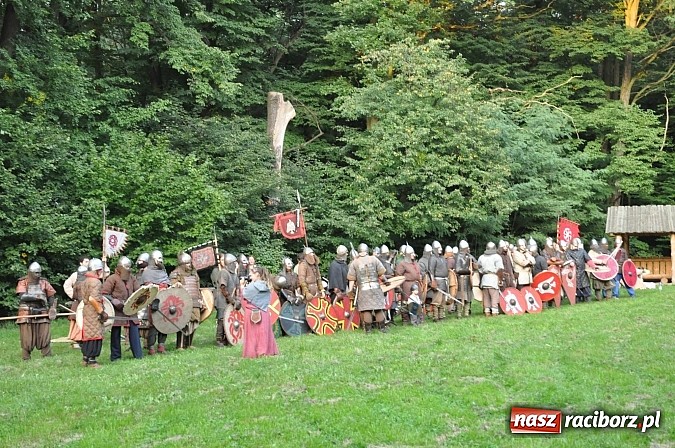 Zdjęcie w galerii na portalu naszraciborz.pl: Bitwa wojów zakończyła pierwszy dzień festiwalu średniowiecznego wiadomości z regionu