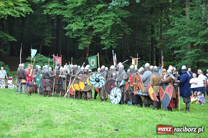 Zdjęcie w galerii na portalu naszraciborz.pl: Bitwa wojów zakończyła pierwszy dzień festiwalu średniowiecznego wiadomości z regionu