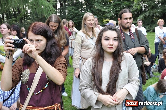 Zdjęcie w galerii na portalu naszraciborz.pl: Bitwa wojów zakończyła pierwszy dzień festiwalu średniowiecznego wiadomości z regionu