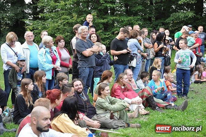 Zdjęcie w galerii na portalu naszraciborz.pl: Bitwa wojów zakończyła pierwszy dzień festiwalu średniowiecznego wiadomości z regionu
