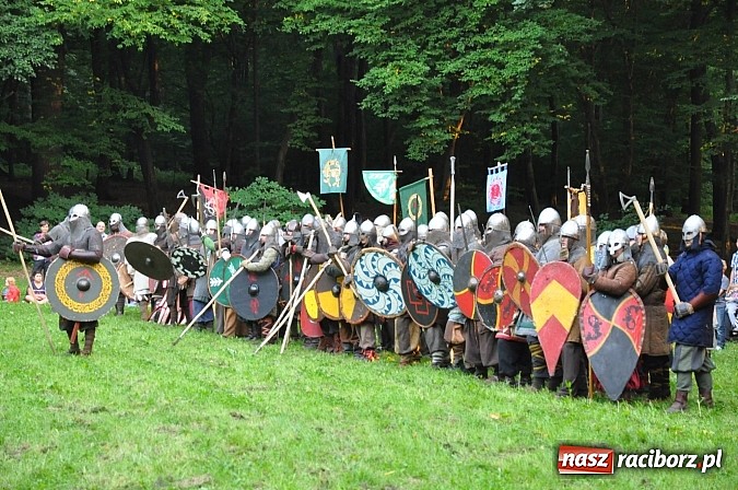 Zdjęcie w galerii na portalu naszraciborz.pl: Bitwa wojów zakończyła pierwszy dzień festiwalu średniowiecznego wiadomości z regionu