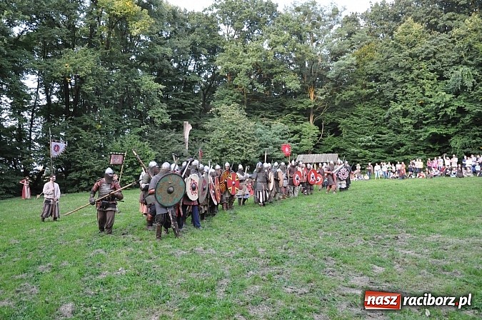 Zdjęcie w galerii na portalu naszraciborz.pl: Bitwa wojów zakończyła pierwszy dzień festiwalu średniowiecznego wiadomości z regionu