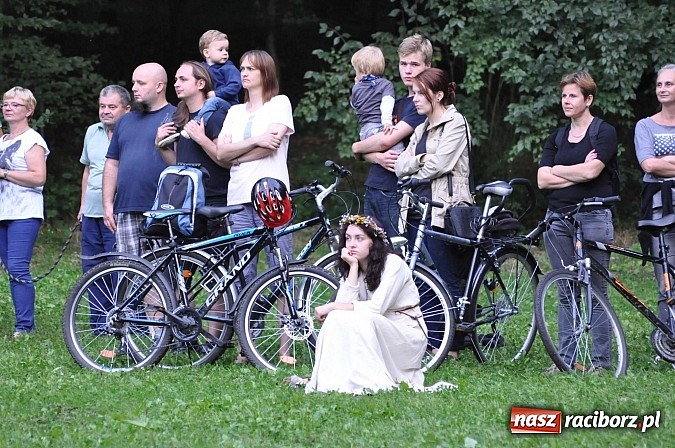 Zdjęcie w galerii na portalu naszraciborz.pl: Bitwa wojów zakończyła pierwszy dzień festiwalu średniowiecznego wiadomości z regionu