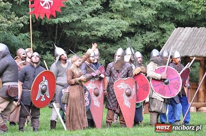 Zdjęcie w galerii na portalu naszraciborz.pl: Bitwa wojów zakończyła pierwszy dzień festiwalu średniowiecznego wiadomości z regionu