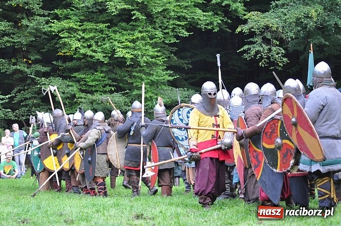 Zdjęcie w galerii na portalu naszraciborz.pl: Bitwa wojów zakończyła pierwszy dzień festiwalu średniowiecznego wiadomości z regionu