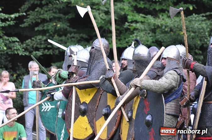 Zdjęcie w galerii na portalu naszraciborz.pl: Bitwa wojów zakończyła pierwszy dzień festiwalu średniowiecznego wiadomości z regionu