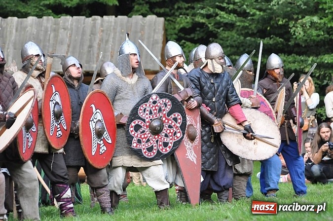 Zdjęcie w galerii na portalu naszraciborz.pl: Bitwa wojów zakończyła pierwszy dzień festiwalu średniowiecznego wiadomości z regionu