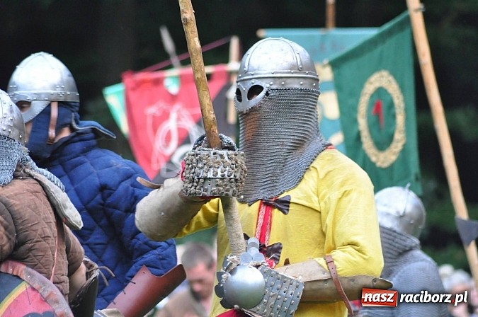 Zdjęcie w galerii na portalu naszraciborz.pl: Bitwa wojów zakończyła pierwszy dzień festiwalu średniowiecznego wiadomości z regionu