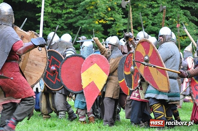 Zdjęcie w galerii na portalu naszraciborz.pl: Bitwa wojów zakończyła pierwszy dzień festiwalu średniowiecznego wiadomości z regionu