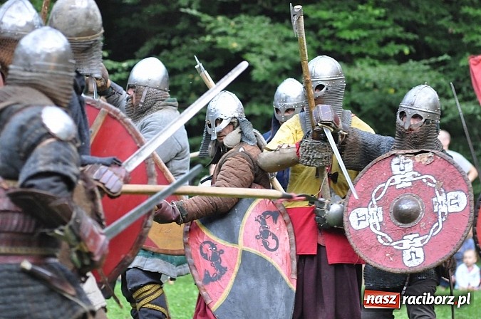 Zdjęcie w galerii na portalu naszraciborz.pl: Bitwa wojów zakończyła pierwszy dzień festiwalu średniowiecznego wiadomości z regionu