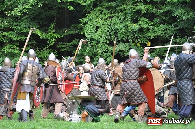 Zdjęcie w galerii na portalu naszraciborz.pl: Bitwa wojów zakończyła pierwszy dzień festiwalu średniowiecznego wiadomości z regionu