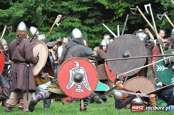 Zdjęcie w galerii na portalu naszraciborz.pl: Bitwa wojów zakończyła pierwszy dzień festiwalu średniowiecznego wiadomości z regionu