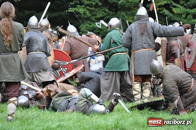 Zdjęcie w galerii na portalu naszraciborz.pl: Bitwa wojów zakończyła pierwszy dzień festiwalu średniowiecznego wiadomości z regionu