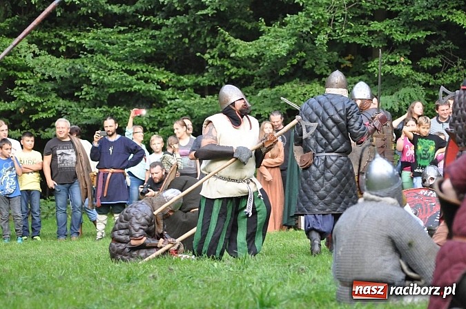 Zdjęcie w galerii na portalu naszraciborz.pl: Bitwa wojów zakończyła pierwszy dzień festiwalu średniowiecznego wiadomości z regionu
