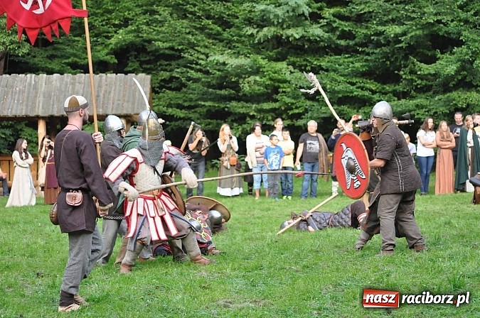 Zdjęcie w galerii na portalu naszraciborz.pl: Bitwa wojów zakończyła pierwszy dzień festiwalu średniowiecznego wiadomości z regionu