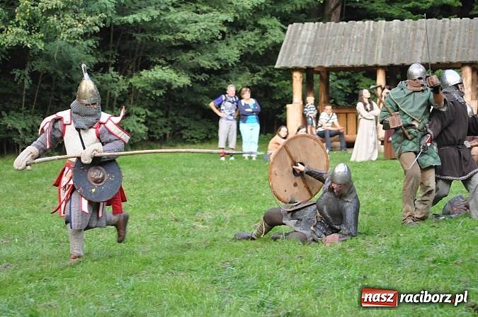 Zdjęcie w galerii na portalu naszraciborz.pl: Bitwa wojów zakończyła pierwszy dzień festiwalu średniowiecznego wiadomości z regionu