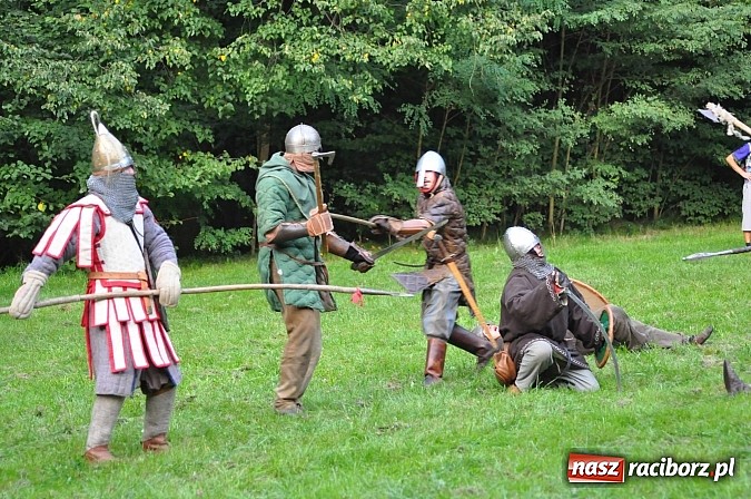 Zdjęcie w galerii na portalu naszraciborz.pl: Bitwa wojów zakończyła pierwszy dzień festiwalu średniowiecznego wiadomości z regionu