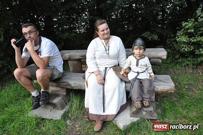 Zdjęcie w galerii na portalu naszraciborz.pl: Bitwa wojów zakończyła pierwszy dzień festiwalu średniowiecznego wiadomości z regionu