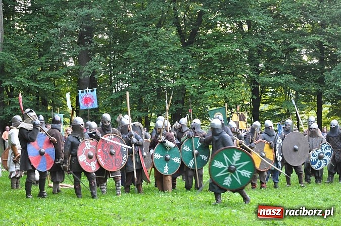 Zdjęcie w galerii na portalu naszraciborz.pl: Bitwa wojów zakończyła pierwszy dzień festiwalu średniowiecznego wiadomości z regionu