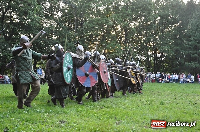 Zdjęcie w galerii na portalu naszraciborz.pl: Bitwa wojów zakończyła pierwszy dzień festiwalu średniowiecznego wiadomości z regionu