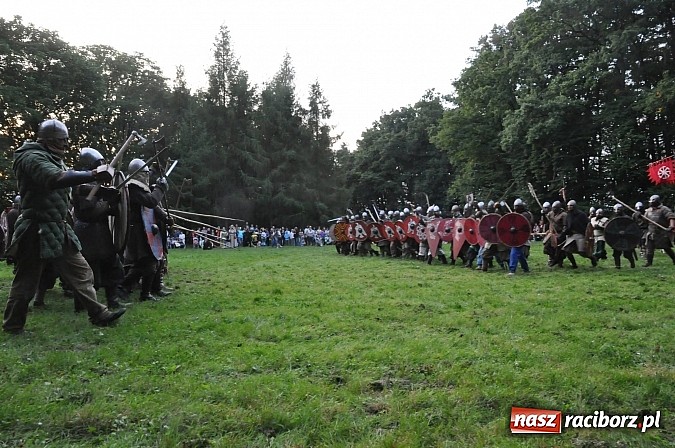 Zdjęcie w galerii na portalu naszraciborz.pl: Bitwa wojów zakończyła pierwszy dzień festiwalu średniowiecznego wiadomości z regionu