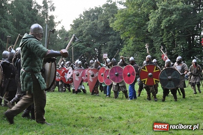 Zdjęcie w galerii na portalu naszraciborz.pl: Bitwa wojów zakończyła pierwszy dzień festiwalu średniowiecznego wiadomości z regionu