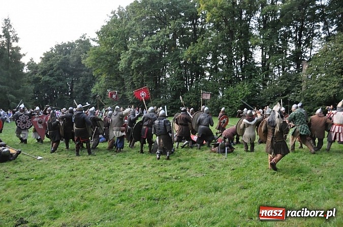 Zdjęcie w galerii na portalu naszraciborz.pl: Bitwa wojów zakończyła pierwszy dzień festiwalu średniowiecznego wiadomości z regionu