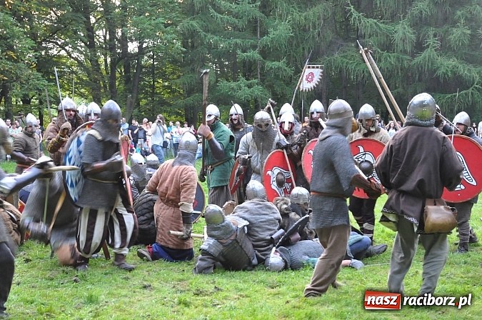 Zdjęcie w galerii na portalu naszraciborz.pl: Bitwa wojów zakończyła pierwszy dzień festiwalu średniowiecznego wiadomości z regionu