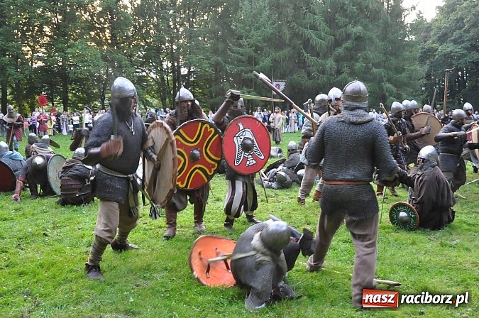 Zdjęcie w galerii na portalu naszraciborz.pl: Bitwa wojów zakończyła pierwszy dzień festiwalu średniowiecznego wiadomości z regionu