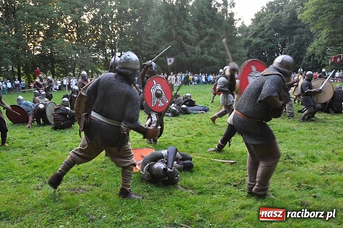 Zdjęcie w galerii na portalu naszraciborz.pl: Bitwa wojów zakończyła pierwszy dzień festiwalu średniowiecznego wiadomości z regionu