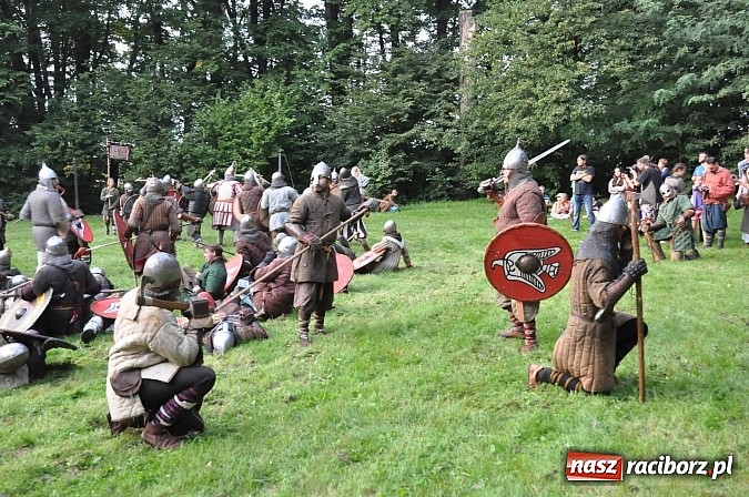Zdjęcie w galerii na portalu naszraciborz.pl: Bitwa wojów zakończyła pierwszy dzień festiwalu średniowiecznego wiadomości z regionu