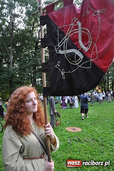 Zdjęcie w galerii na portalu naszraciborz.pl: Bitwa wojów zakończyła pierwszy dzień festiwalu średniowiecznego wiadomości z regionu