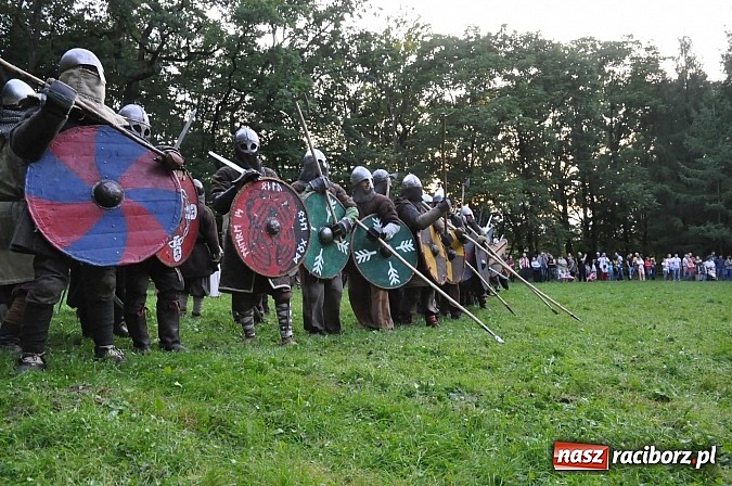 Zdjęcie w galerii na portalu naszraciborz.pl: Bitwa wojów zakończyła pierwszy dzień festiwalu średniowiecznego wiadomości z regionu