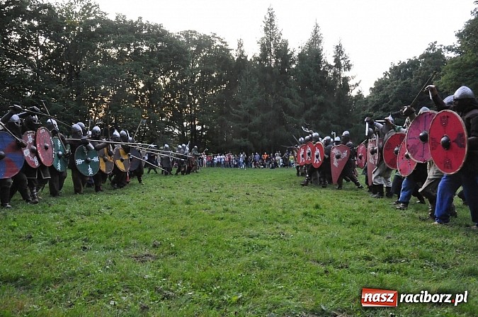 Zdjęcie w galerii na portalu naszraciborz.pl: Bitwa wojów zakończyła pierwszy dzień festiwalu średniowiecznego wiadomości z regionu