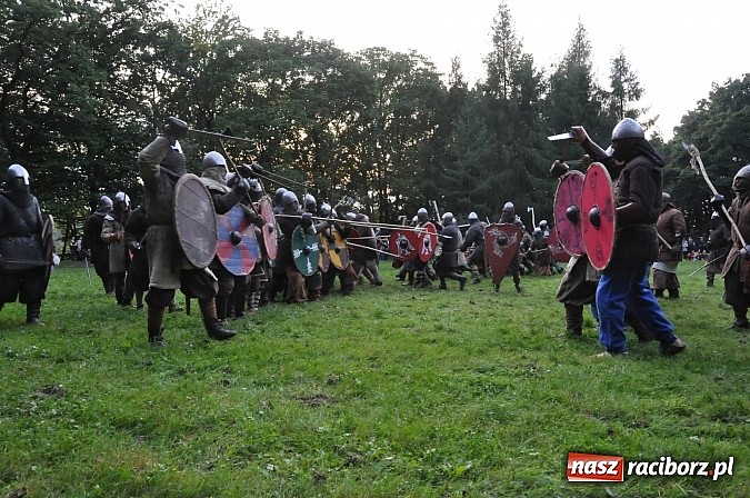 Zdjęcie w galerii na portalu naszraciborz.pl: Bitwa wojów zakończyła pierwszy dzień festiwalu średniowiecznego wiadomości z regionu