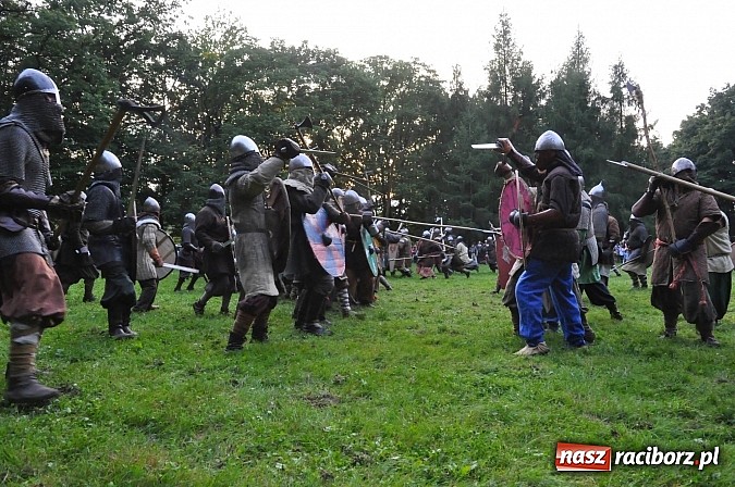 Zdjęcie w galerii na portalu naszraciborz.pl: Bitwa wojów zakończyła pierwszy dzień festiwalu średniowiecznego wiadomości z regionu