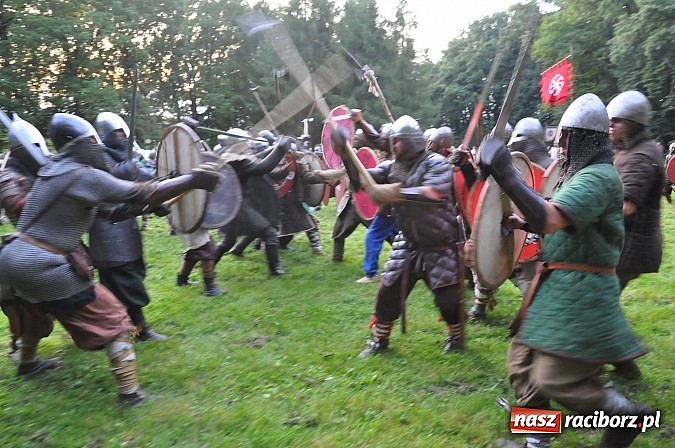 Zdjęcie w galerii na portalu naszraciborz.pl: Bitwa wojów zakończyła pierwszy dzień festiwalu średniowiecznego wiadomości z regionu